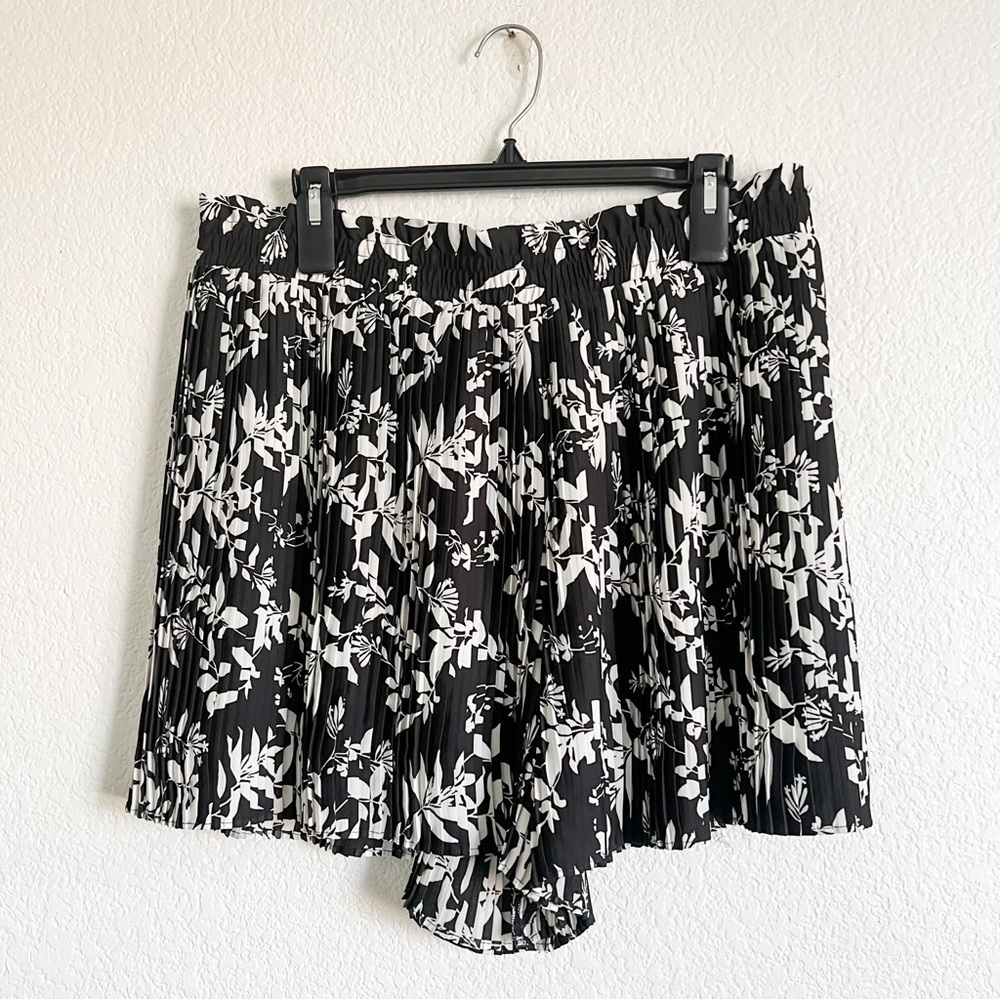 Ann Taylor Size 12 Pleated Shorts Black White Floral Elastic Waist High Rise